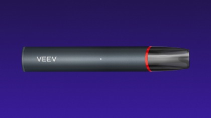 Strawberry VEEV NOW ULTRA disposable vaping device horizontally and facing forwards
